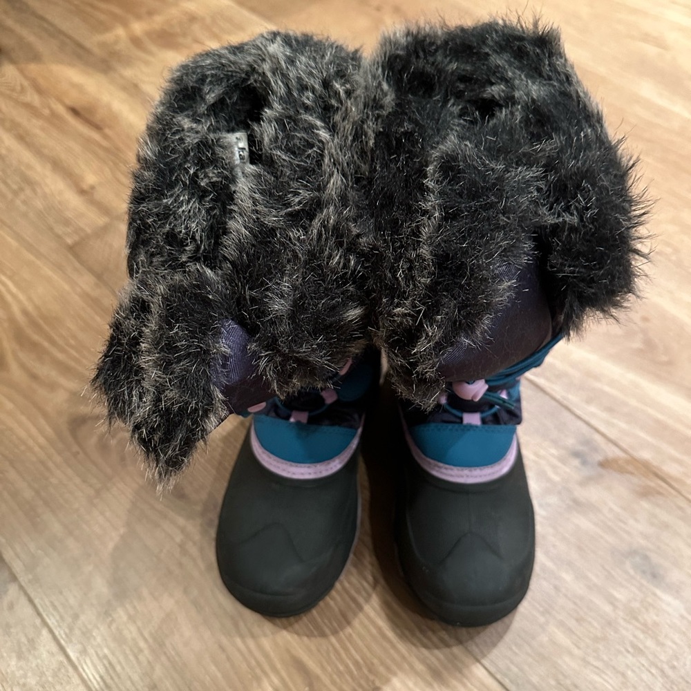 My daughter’s snow / rain boots. In good condition